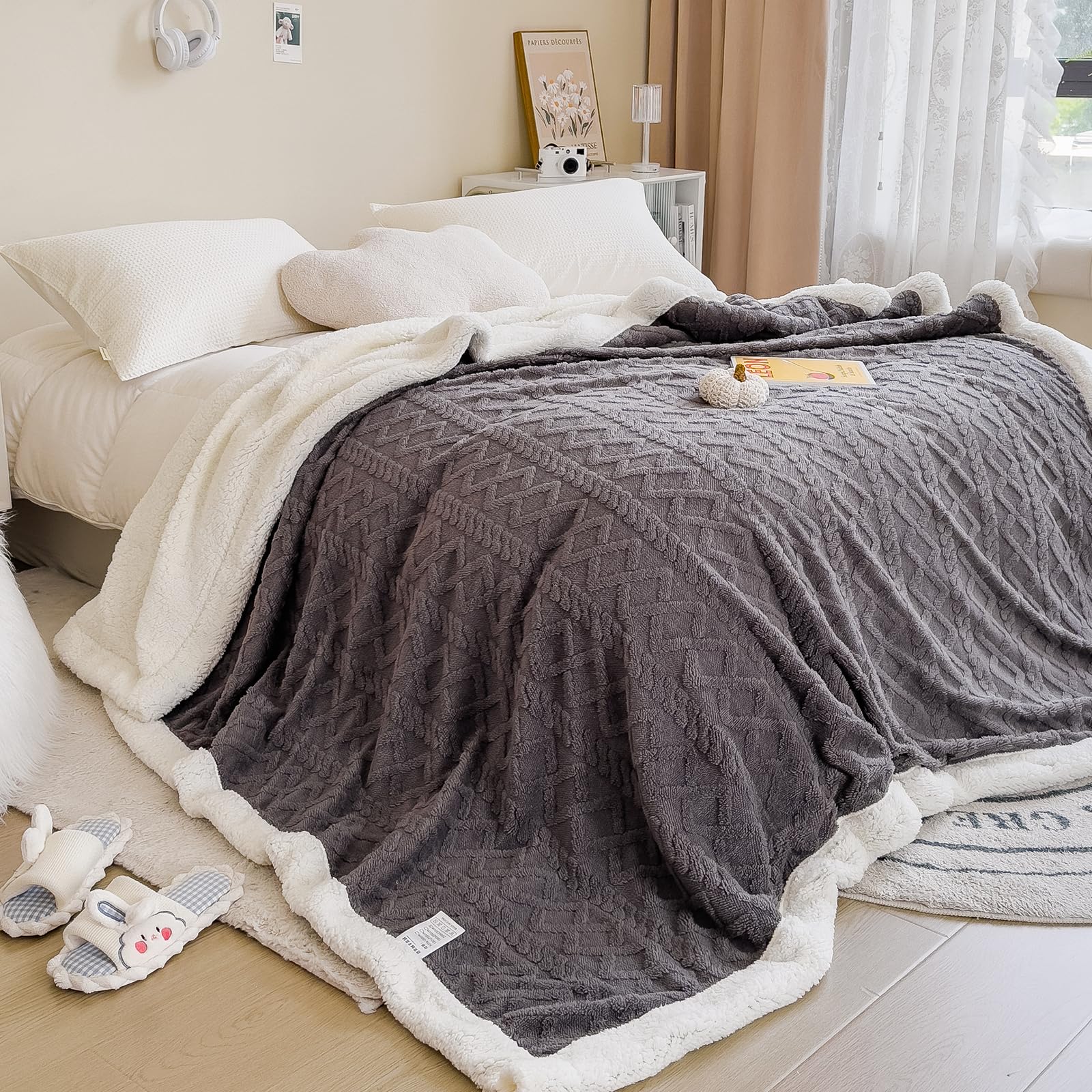 PAJEO Sherpa blanket is easy to care with machine wash.