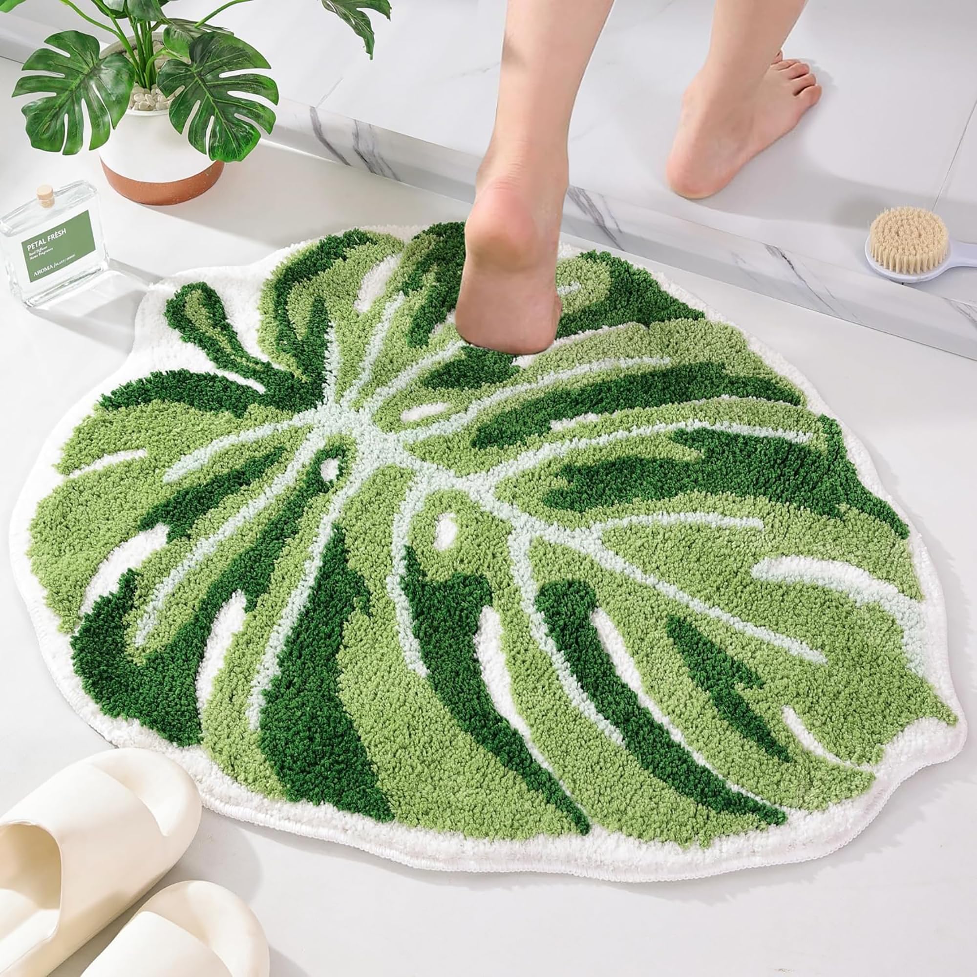 Panstar Green Leaf Mat with monstera pattern for a cozy bathroom ambiance.