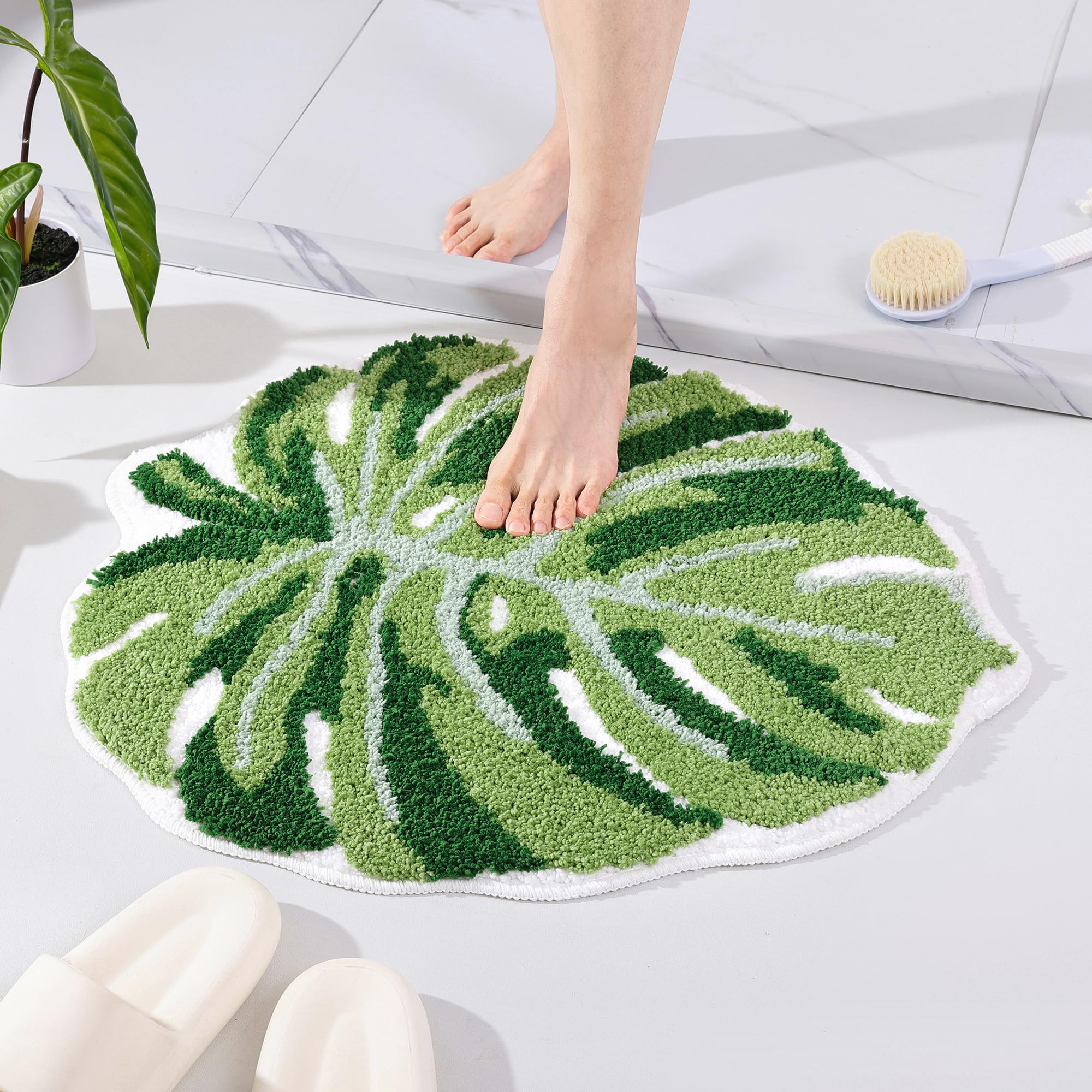 Panstar tufted polyester rug combines plush feel with durability.