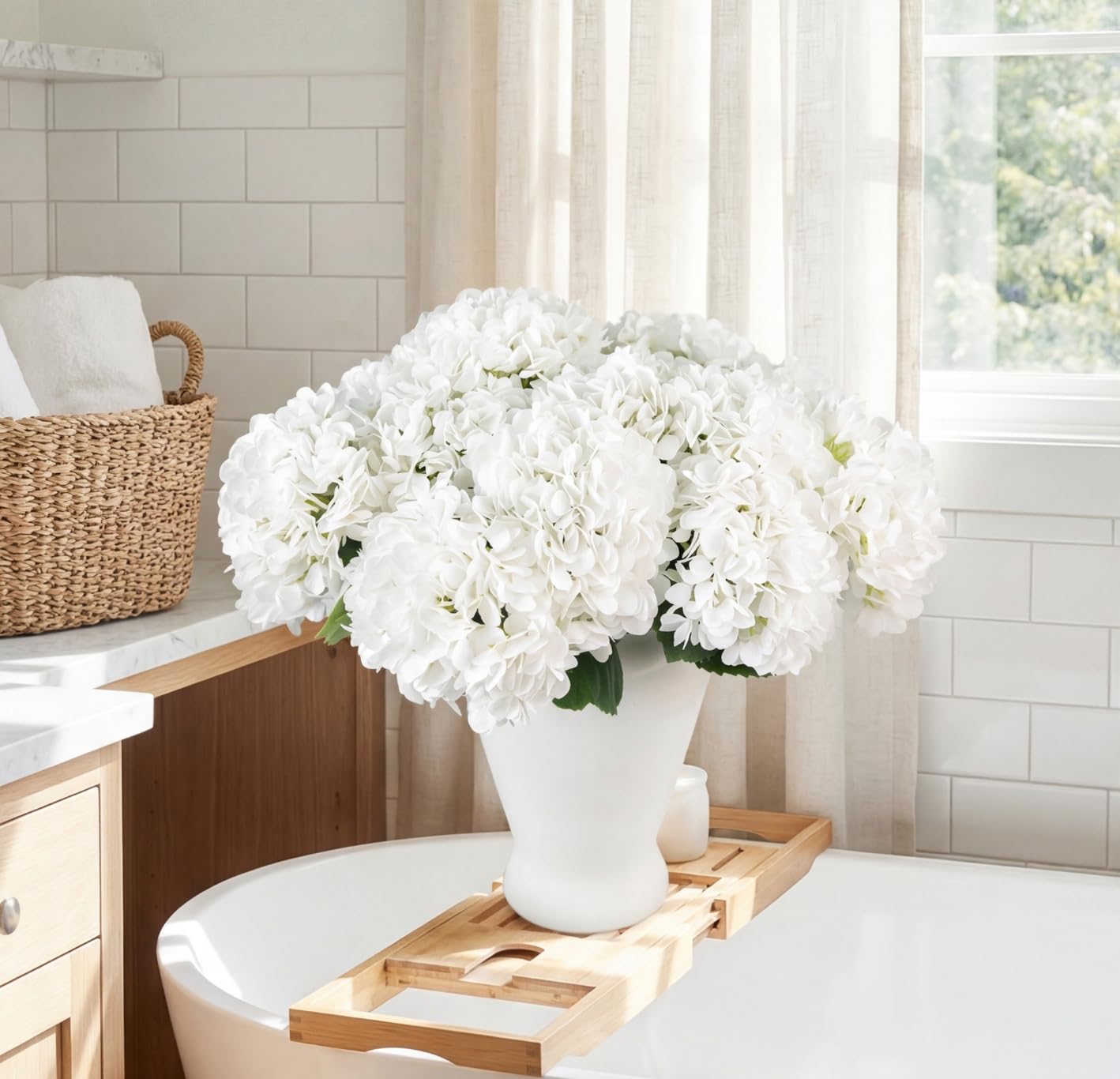 PARTY JOY white hydrangea centerpiece idea for elegant tables