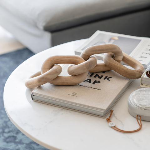 Peakoly acacia chain link decor displayed on a shelf for stylish book and art look
