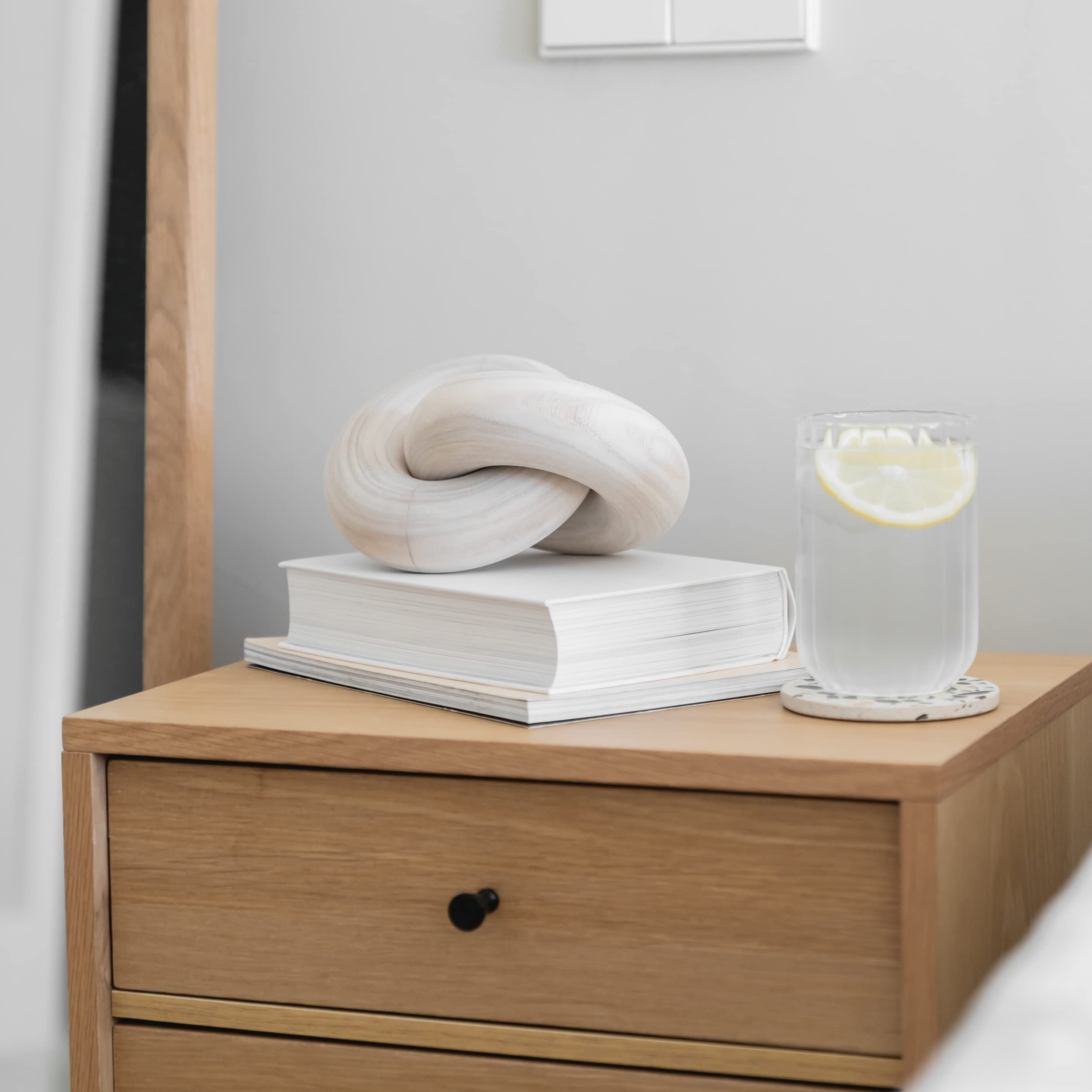 Peakoly Wood Knot Decor Natural bookshelf accent complements neutral and warm tones.