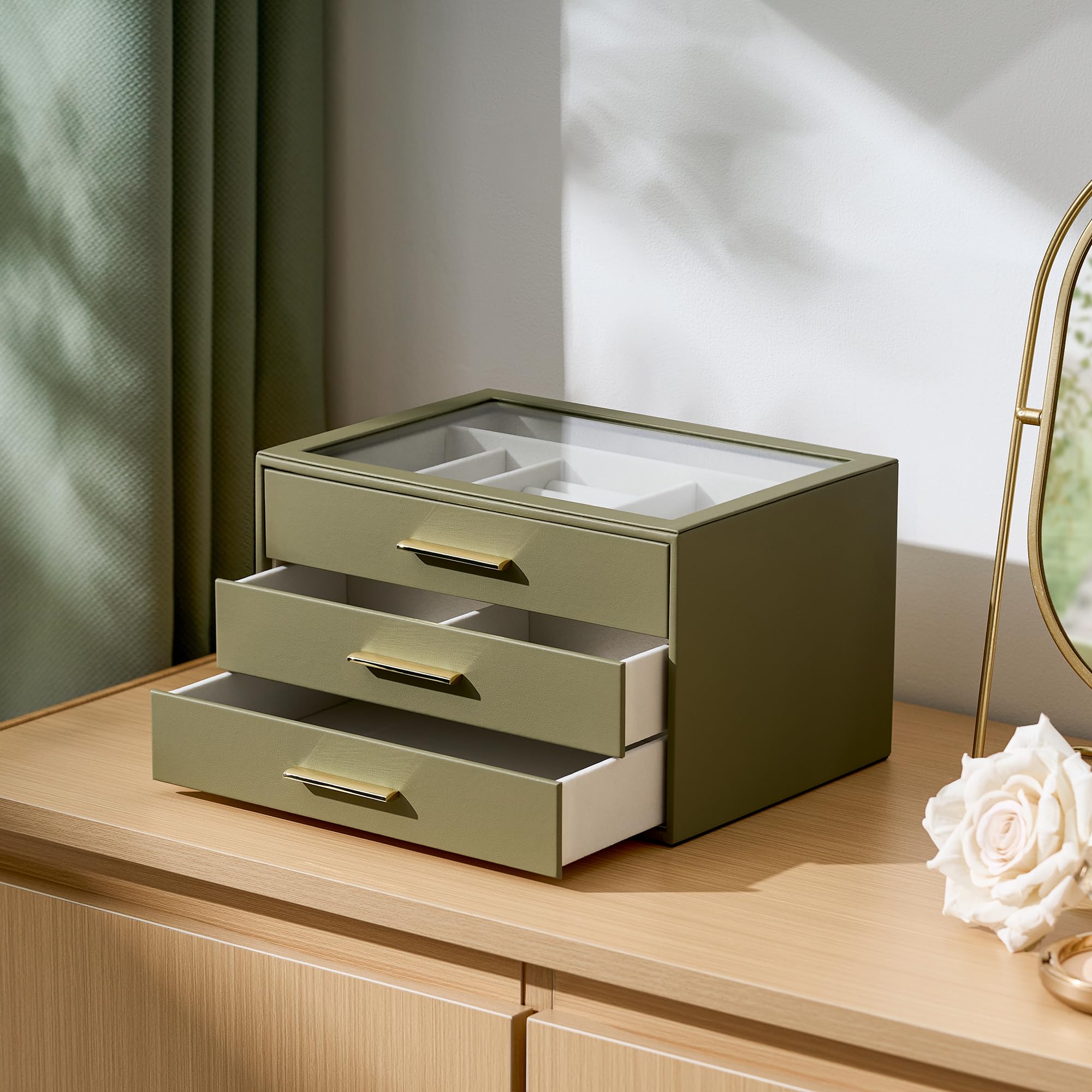 Pickpiff ring and earring compartments keep small items sorted.