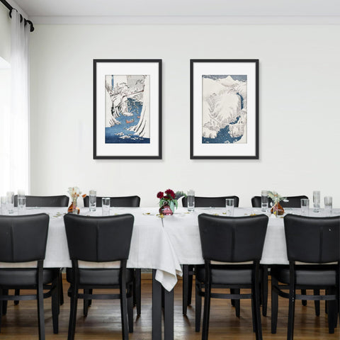 Picrit plexiglass front keeps artwork protected and clear.
