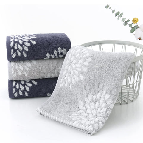 Pidada hydrangea denim-blue towel offers decorative color and strong absorption.