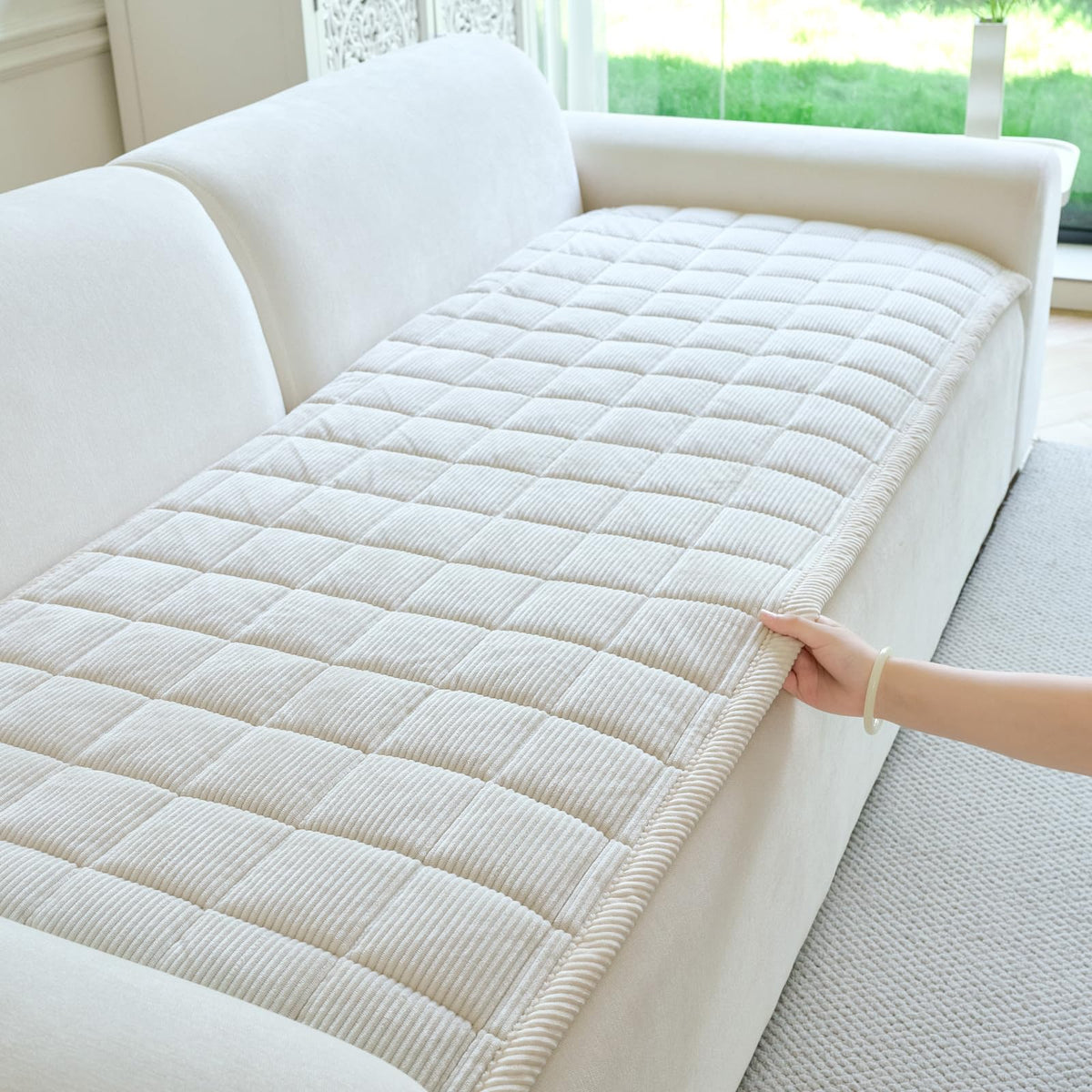 PJLZJFBY dog couch cover in beige-white protects your sofa while remaining washable.