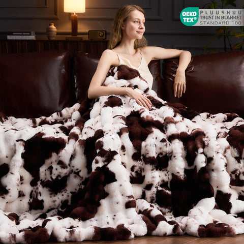 PLUUSHUU soft plush edge trim enhances cozy sofa styling.