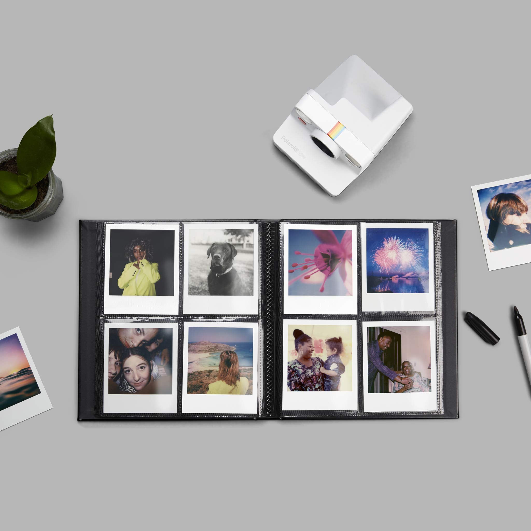 A standard layout with two or eight pockets per page allows custom organization.