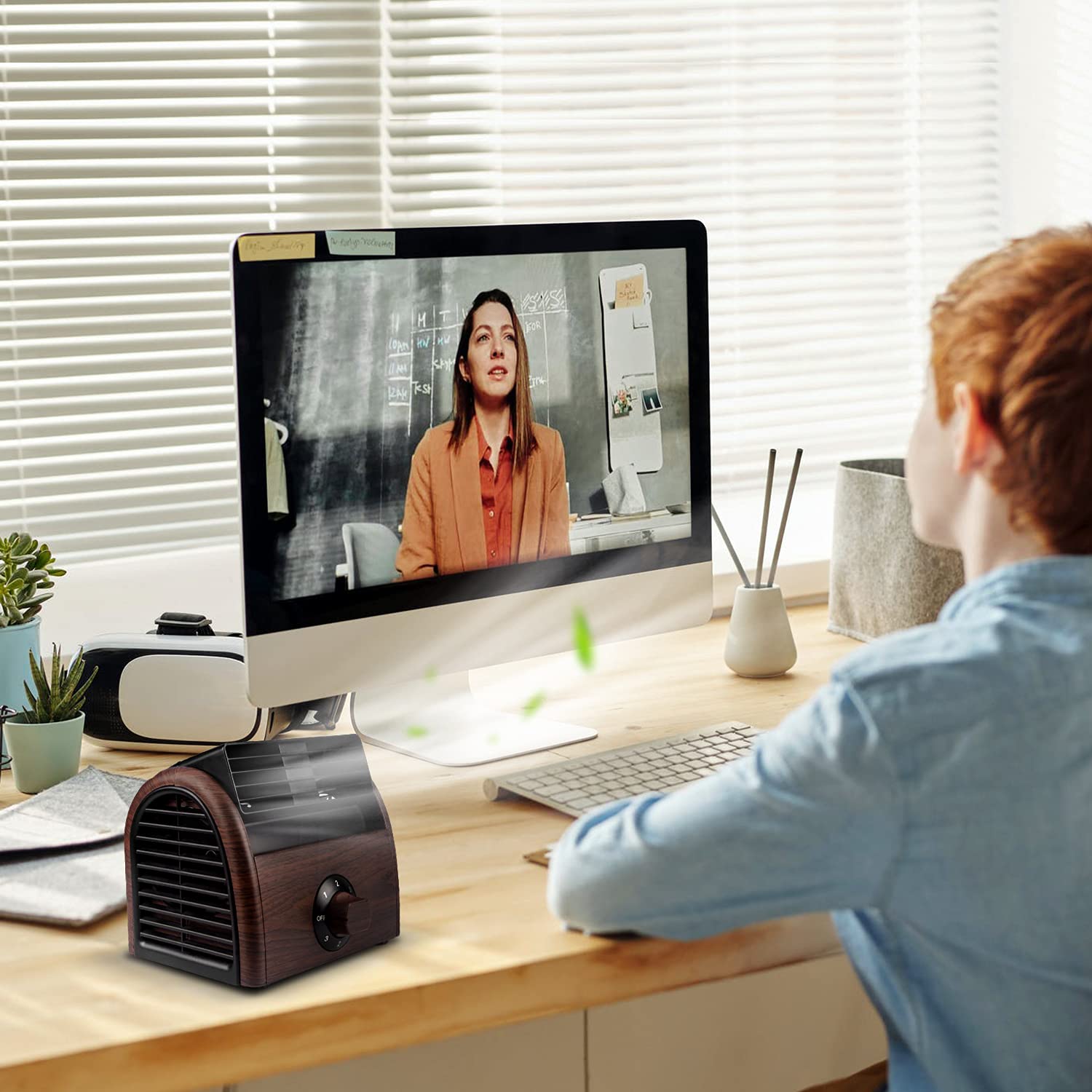 POOCCI desk fan beside-bed use keeps you comfortable during nighttime