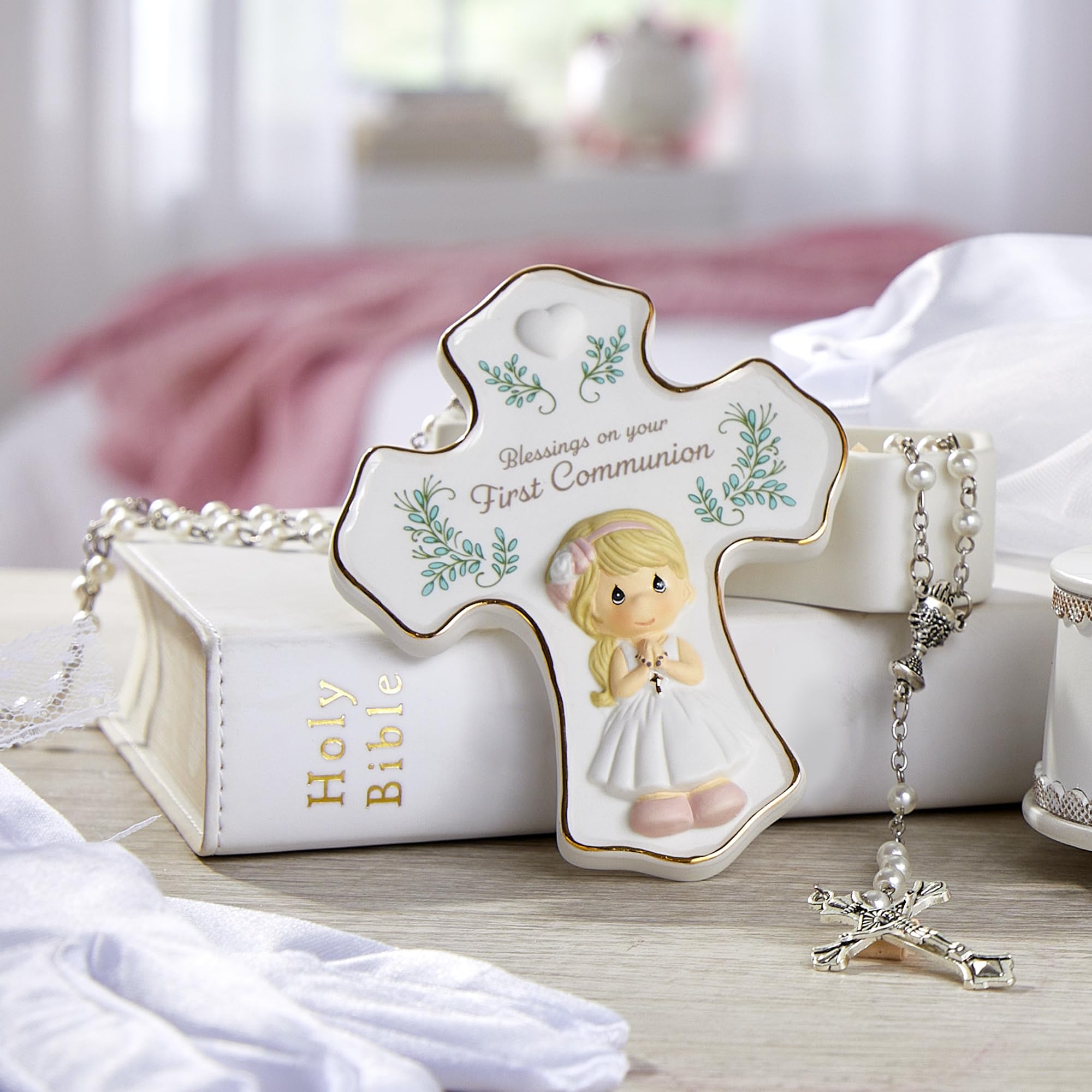 Precious Moments gold-edged box body adds a touch of elegance.