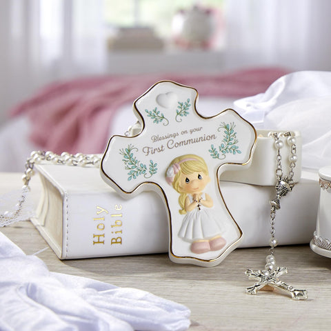 Precious Moments gold-edged box body adds a touch of elegance.