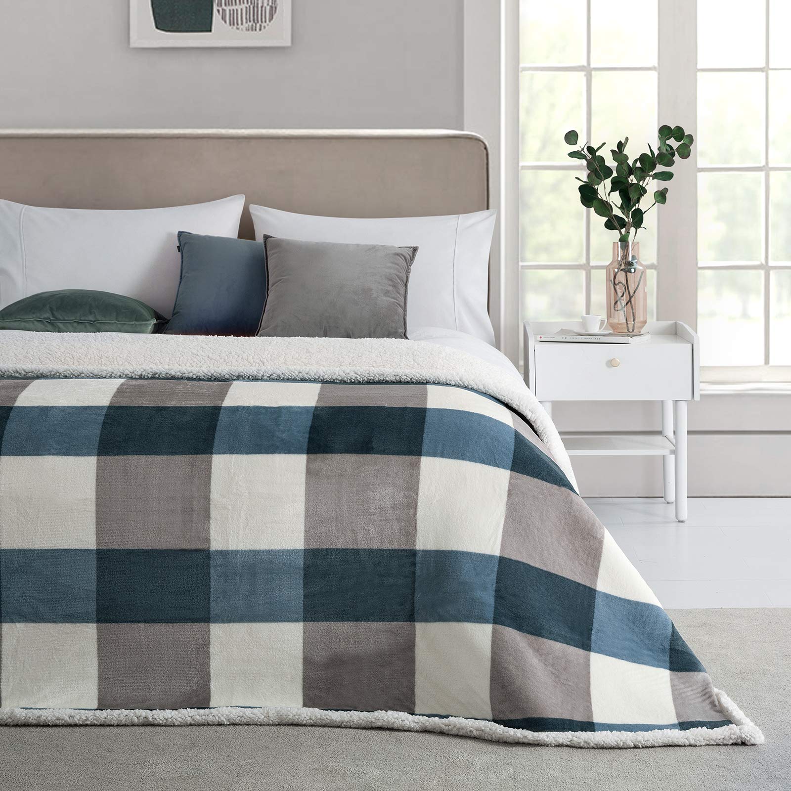 PU MEI Sherpa fleece blanket in gray-cream-soft blue adds comfort
