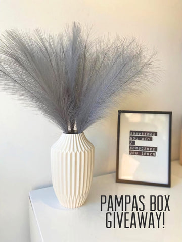 Pusuny faux pampas plume close-up shows fluffy texture.