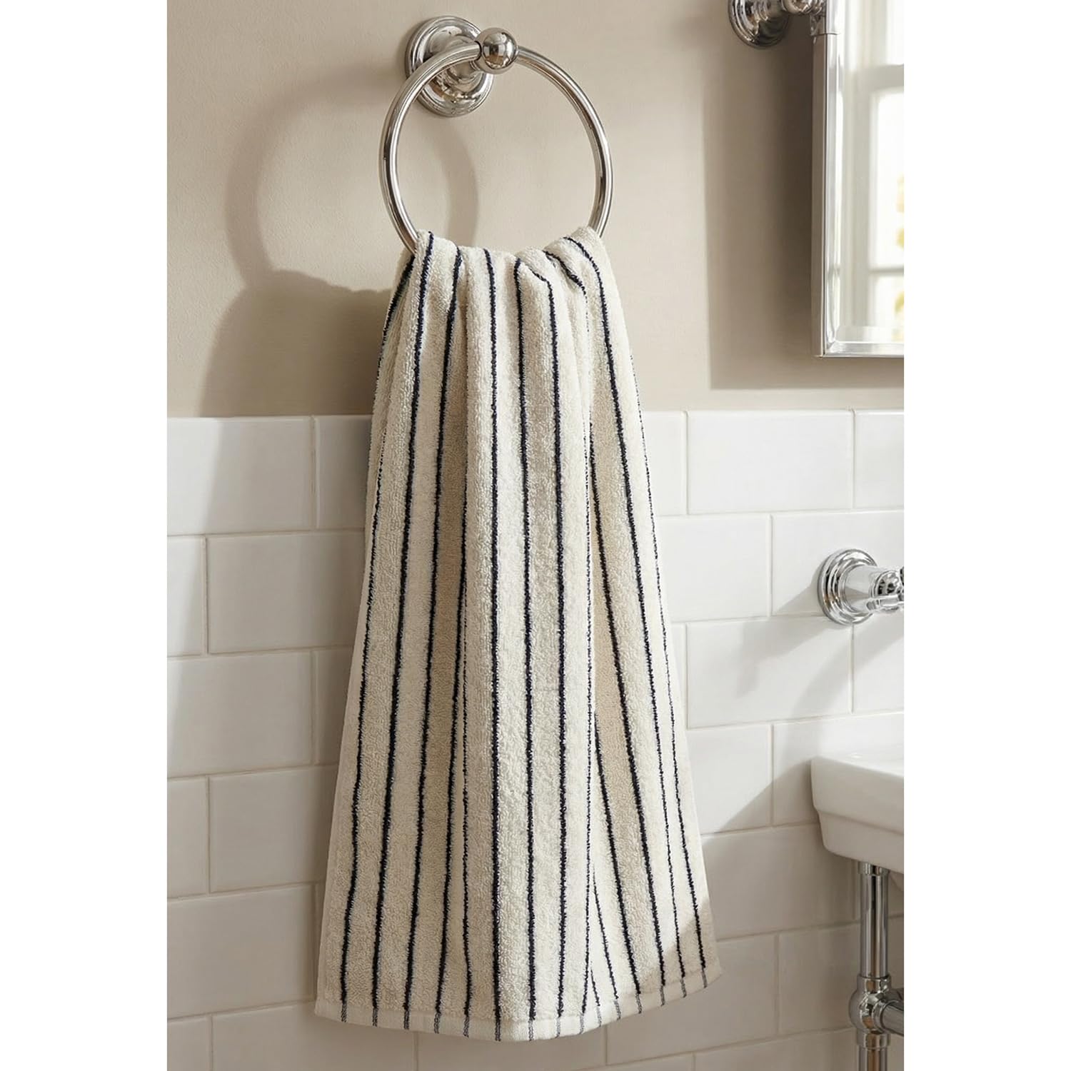 Qaxopl stripe towels for hand drying demonstrate quick moisture absorption and skin-friendly softness.