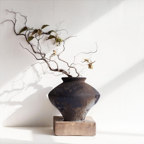 QIANLING Wabi Sabi vase with a textured rusty finish enhances rustic decor.