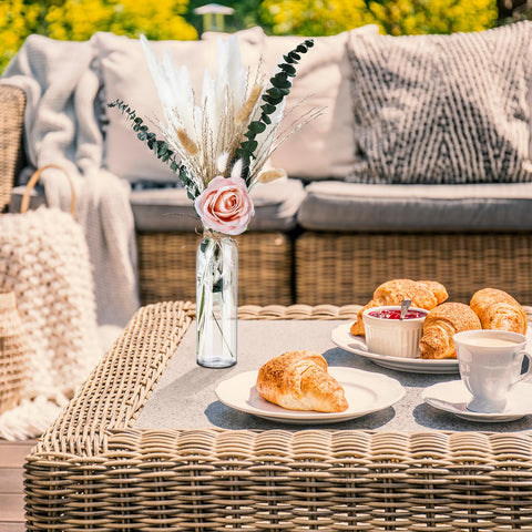 Qinyoung boho wedding table decor idea with tall pampas stems