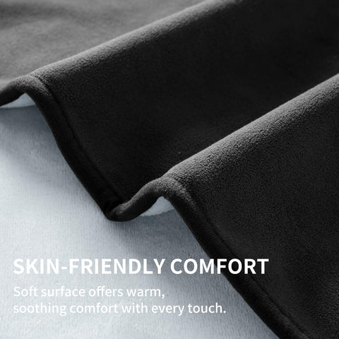 A pet rests comfortably on the QiyI blanket, highlighting its pet-friendly design.