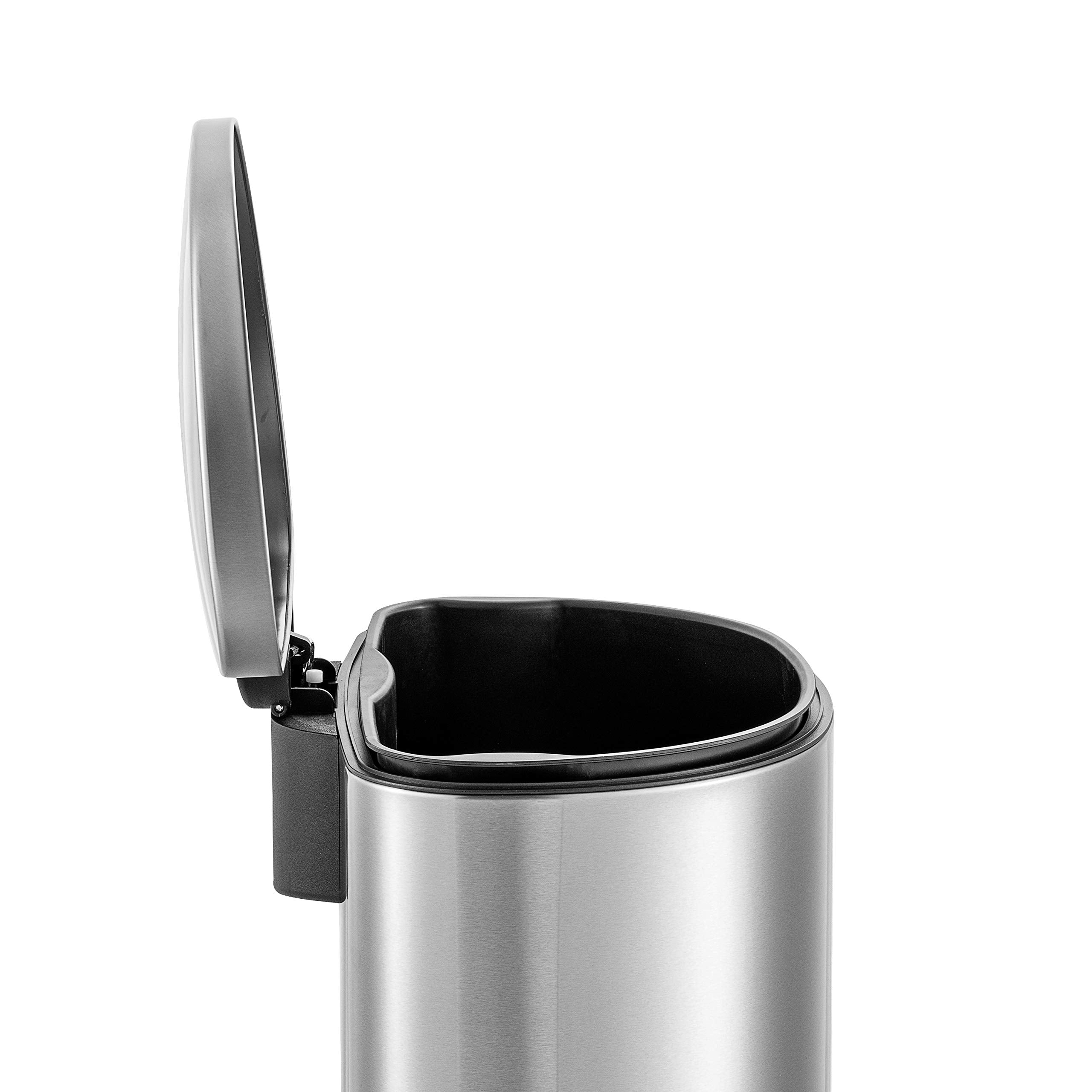 QUALIAZERO fingerprint-resistant steel maintains a polished, smudge-free surface.