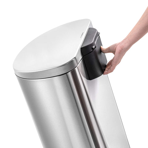 QualiaZERO removable inner bucket liner allows easy bag changes.