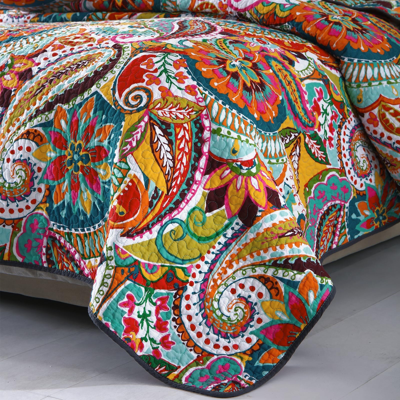 Qucover boho bedspread in soft cotton is lightweight for layering.