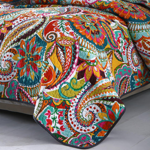 Qucover boho bedspread in soft cotton is lightweight for layering.