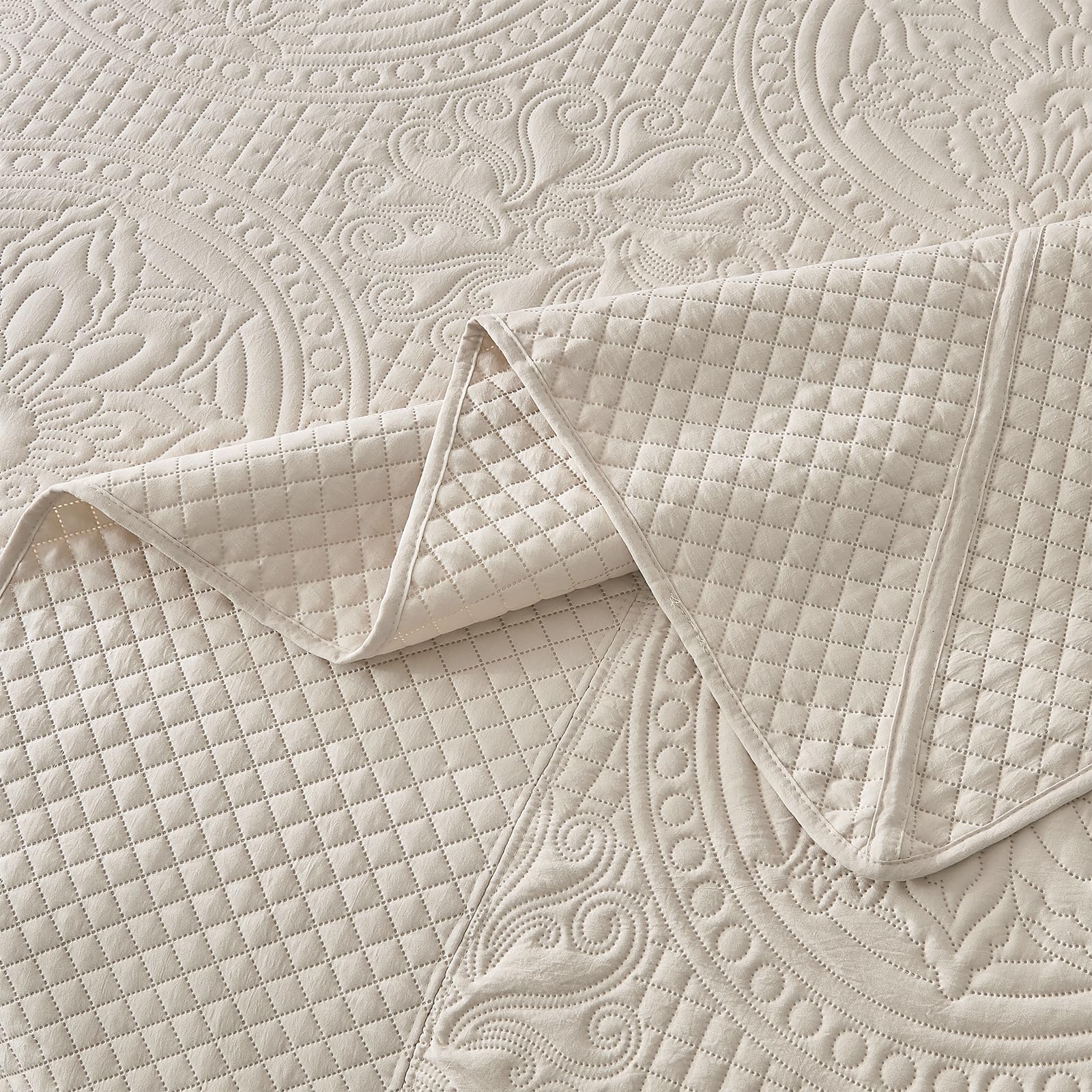 Qucover soft microfiber quilt highlights lightweight warmth for all-season use.
