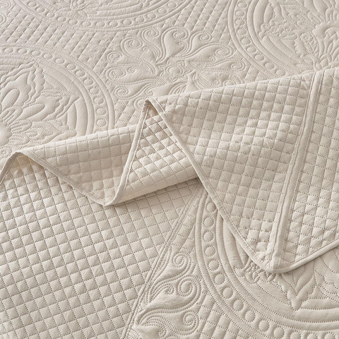 Qucover soft microfiber quilt highlights lightweight warmth for all-season use.