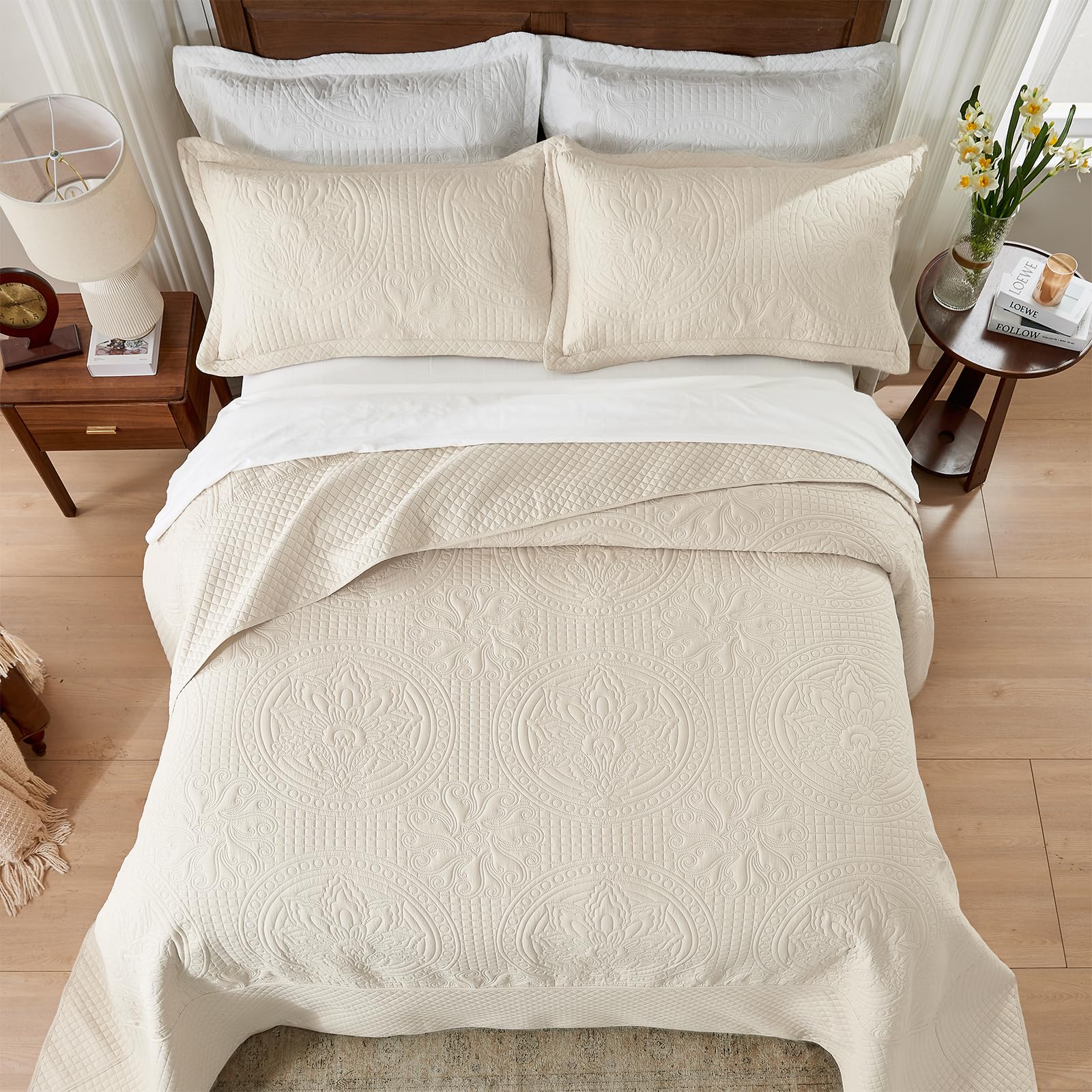 Qucover bedspread with pillow shams demonstrates complete 3-piece set for full bed presentation.