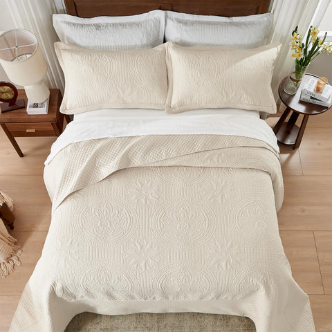 Qucover bedspread with pillow shams demonstrates complete 3-piece set for full bed presentation.