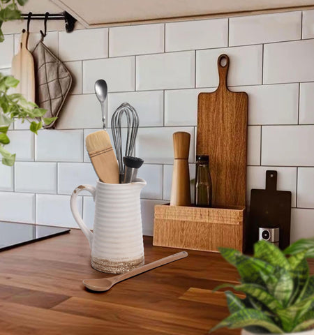 Quoowiit ceramic vase creates a centerpiece that elevates any shelf