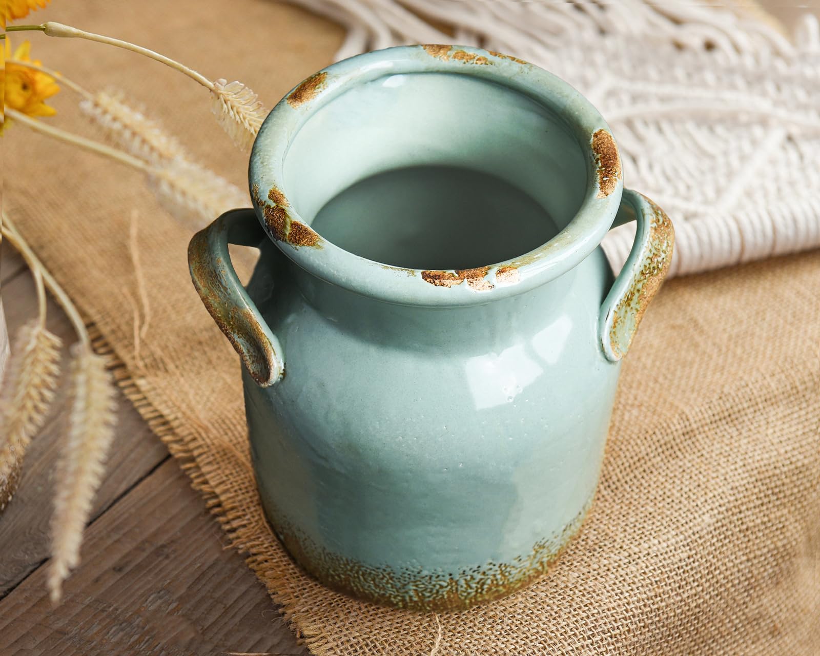Quoowiit farmhouse vase creates a cozy mood in bedrooms and living spaces.