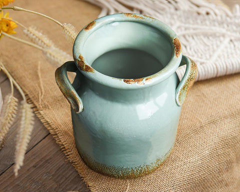 Quoowiit farmhouse vase creates a cozy mood in bedrooms and living spaces.