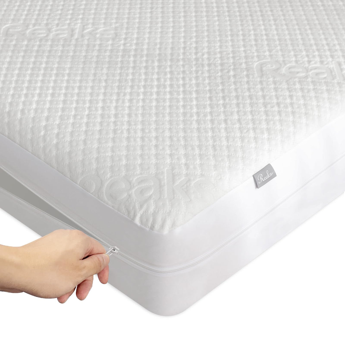 Reaks king-size mattress protector zipper close-up shows waterproof layer shielding the mattress.