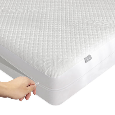 Reaks king-size mattress protector zipper close-up shows waterproof layer shielding the mattress.