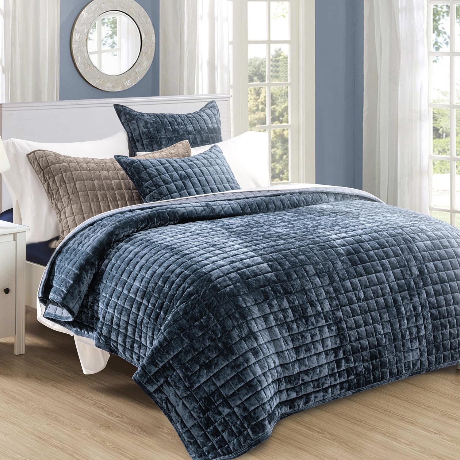 RECYCO velvet quilt close-up highlighting ultra-soft texture
