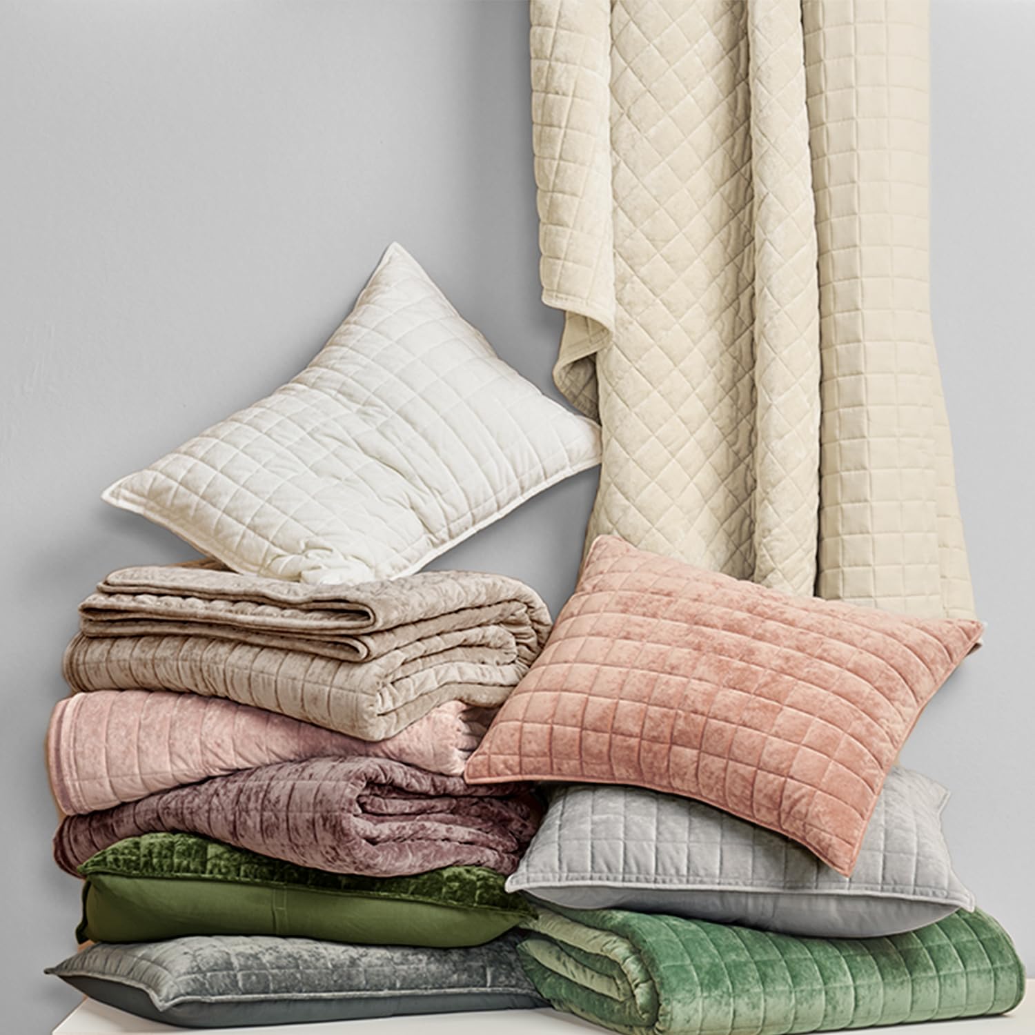 RECYCO velvet quilt rose pink decor idea enhances chic room ambiance