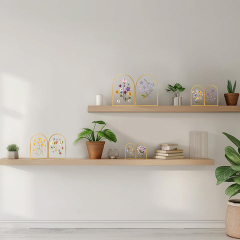 REDHUGO versatile display frame fits photos, postcards, and artwork.