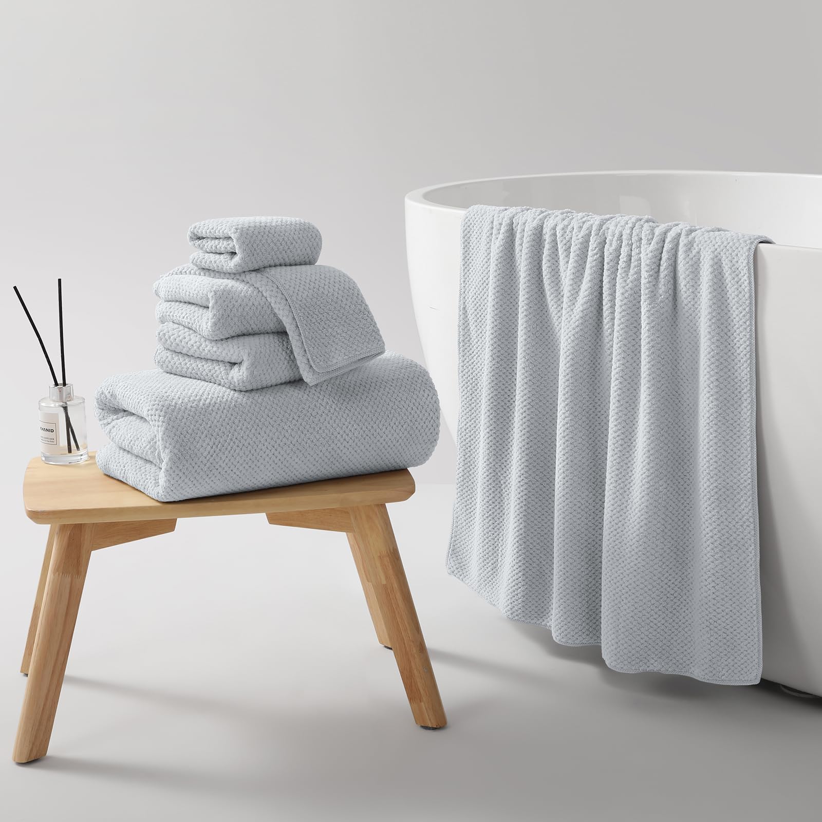 REDKISS wash cloths image demonstrates gentle, durable fabric for facial care routines