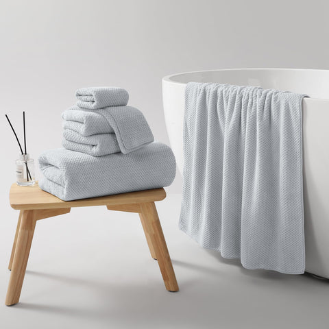 REDKISS wash cloths image demonstrates gentle, durable fabric for facial care routines