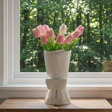 Relexome hand-crafted porcelain vase with frosted feel for decor.