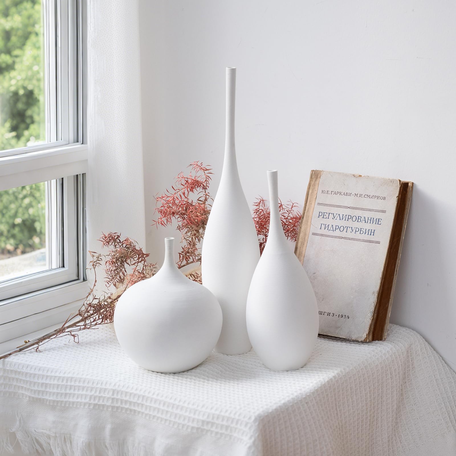 Relexome vase dried flowers display brings boho warmth to a room.