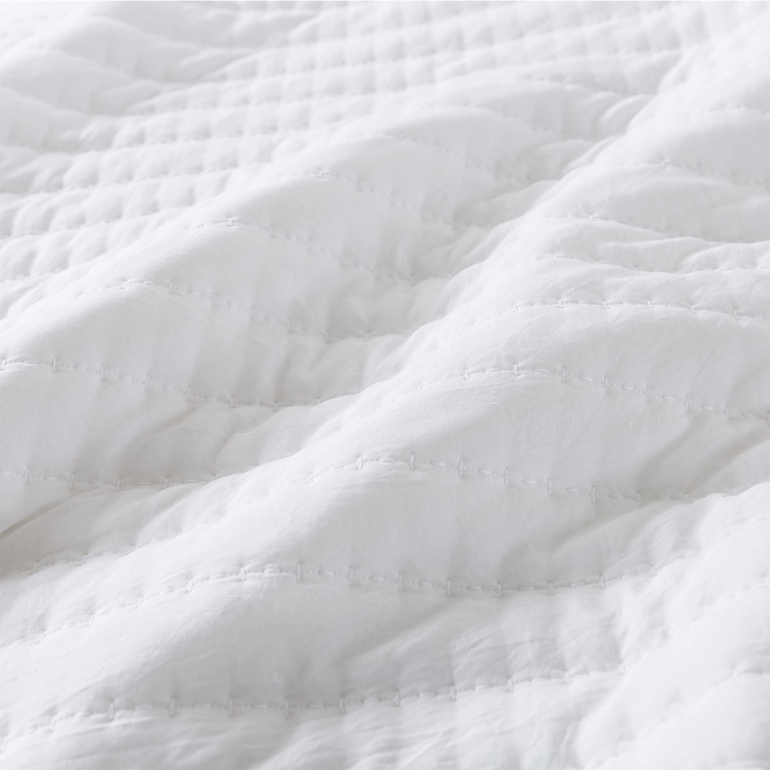 ROARINGWILD all-season usage scene, quilt layered on bed with light blanket