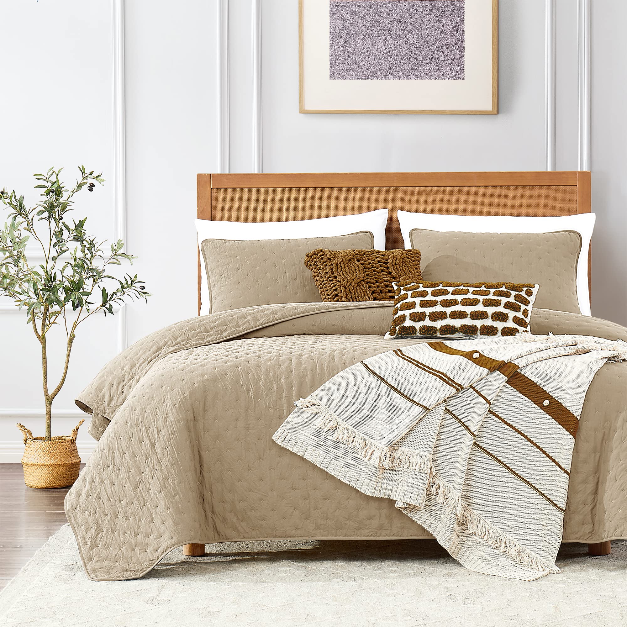 ROARINGWILD beige cloud twin quilt on bed for cozy all-season comfort.