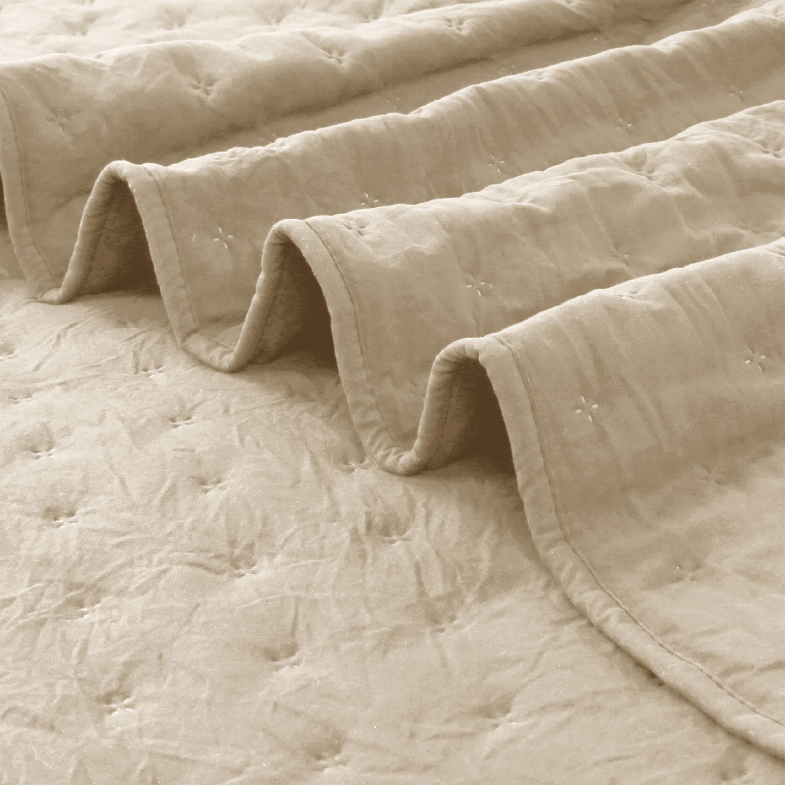 ROARINGWILD farmhouse-style bedroom with quilt layered for lightweight warmth.