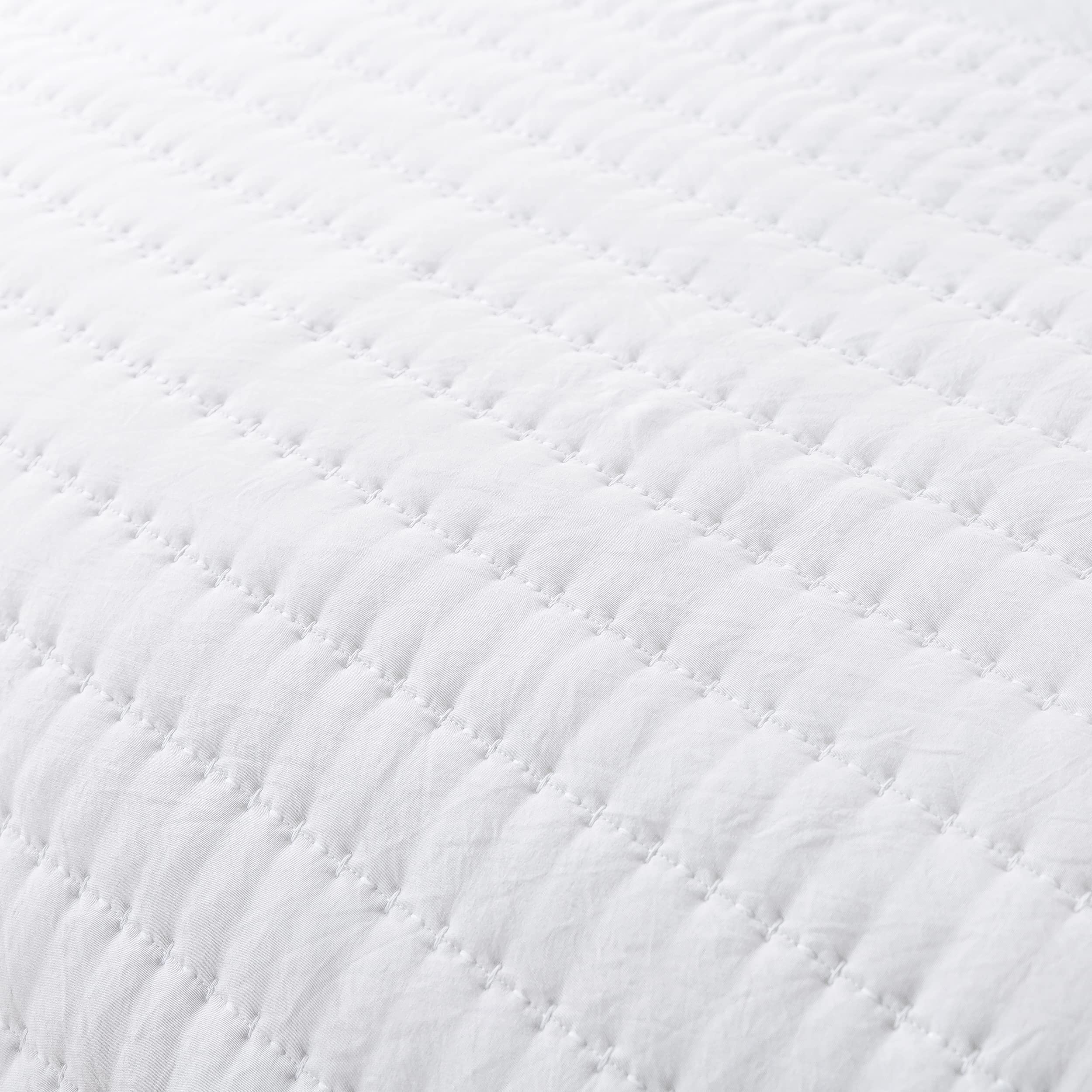 ROARINGWILD lightweight bedspread option, ideal for layering in warm weather