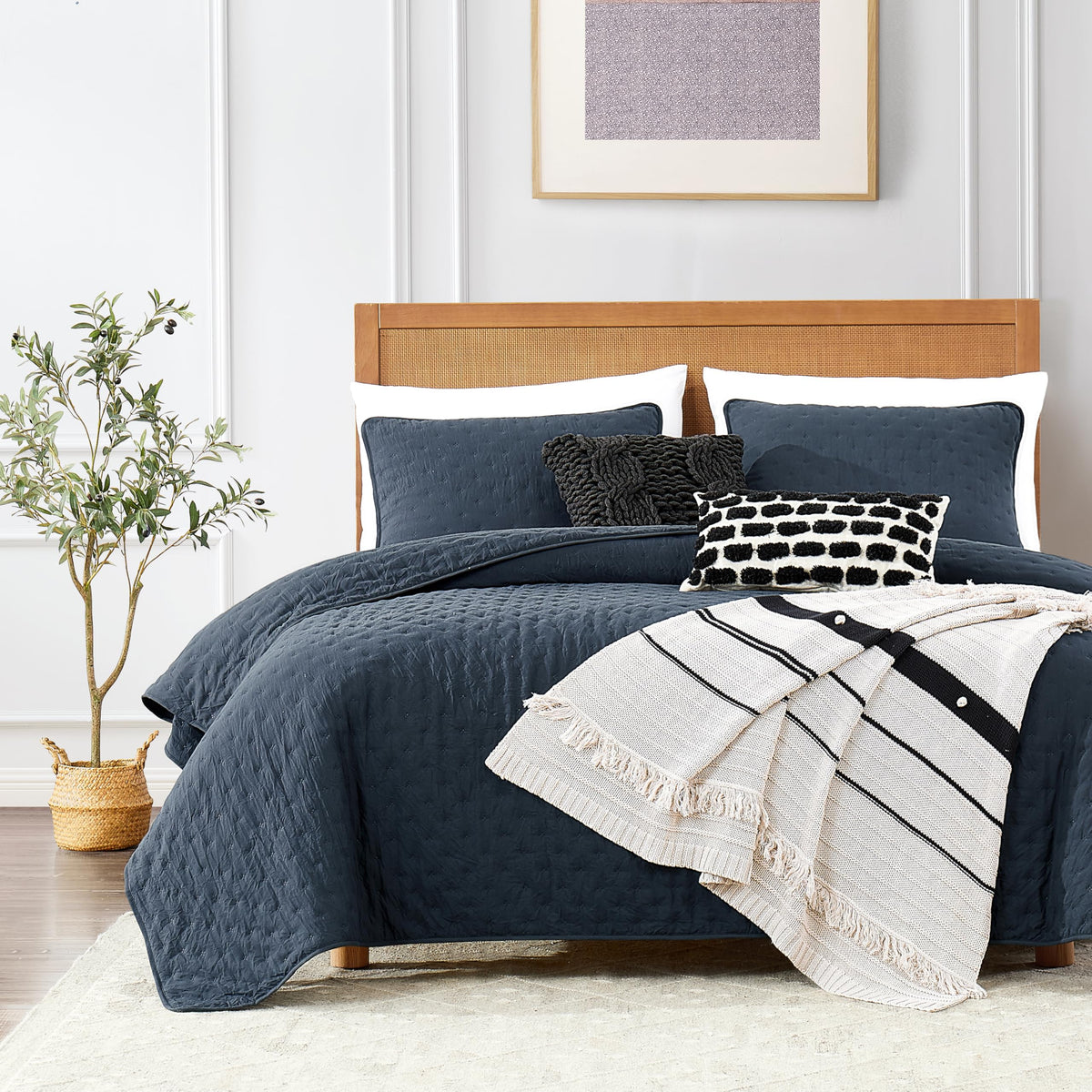 ROARINGWILD navy blue twin quilt coverlet offers soft lightweight warmth for all seasons