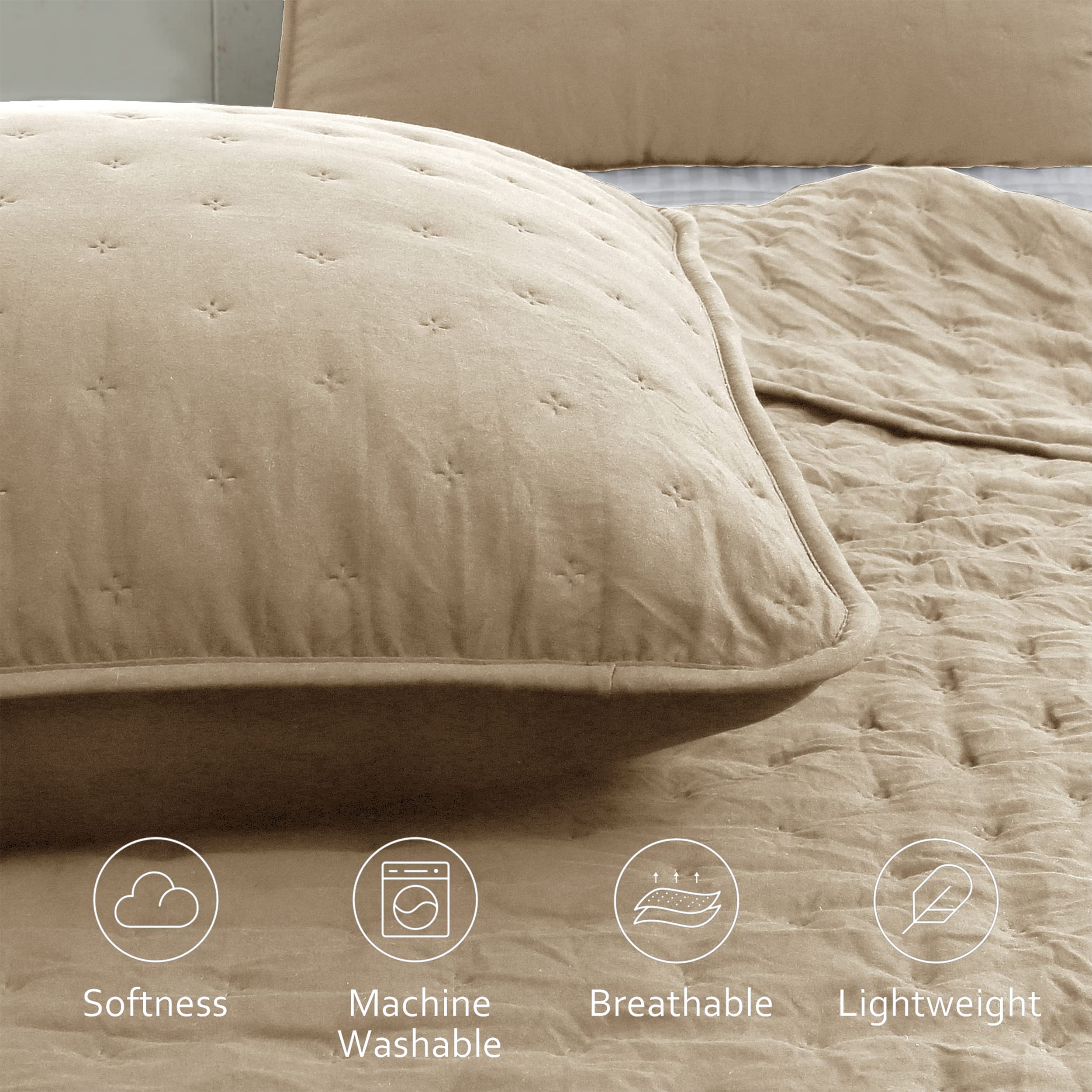 ROARINGWILD quilt texture close-up shows soft, breathable fabric quality.