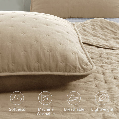 ROARINGWILD quilt texture close-up shows soft, breathable fabric quality.