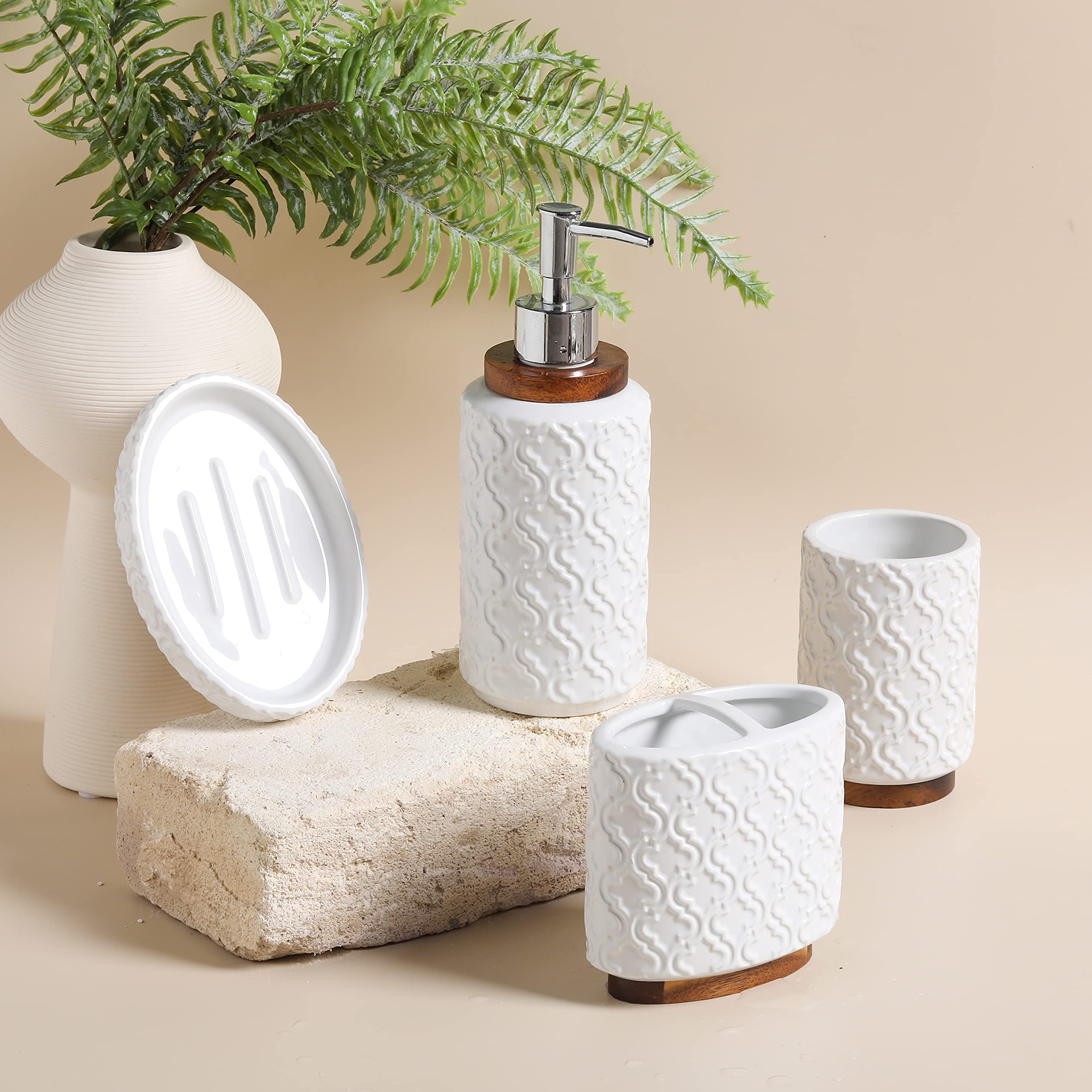 RQYIXI wood-accent detail enhances the set with warm natural touches