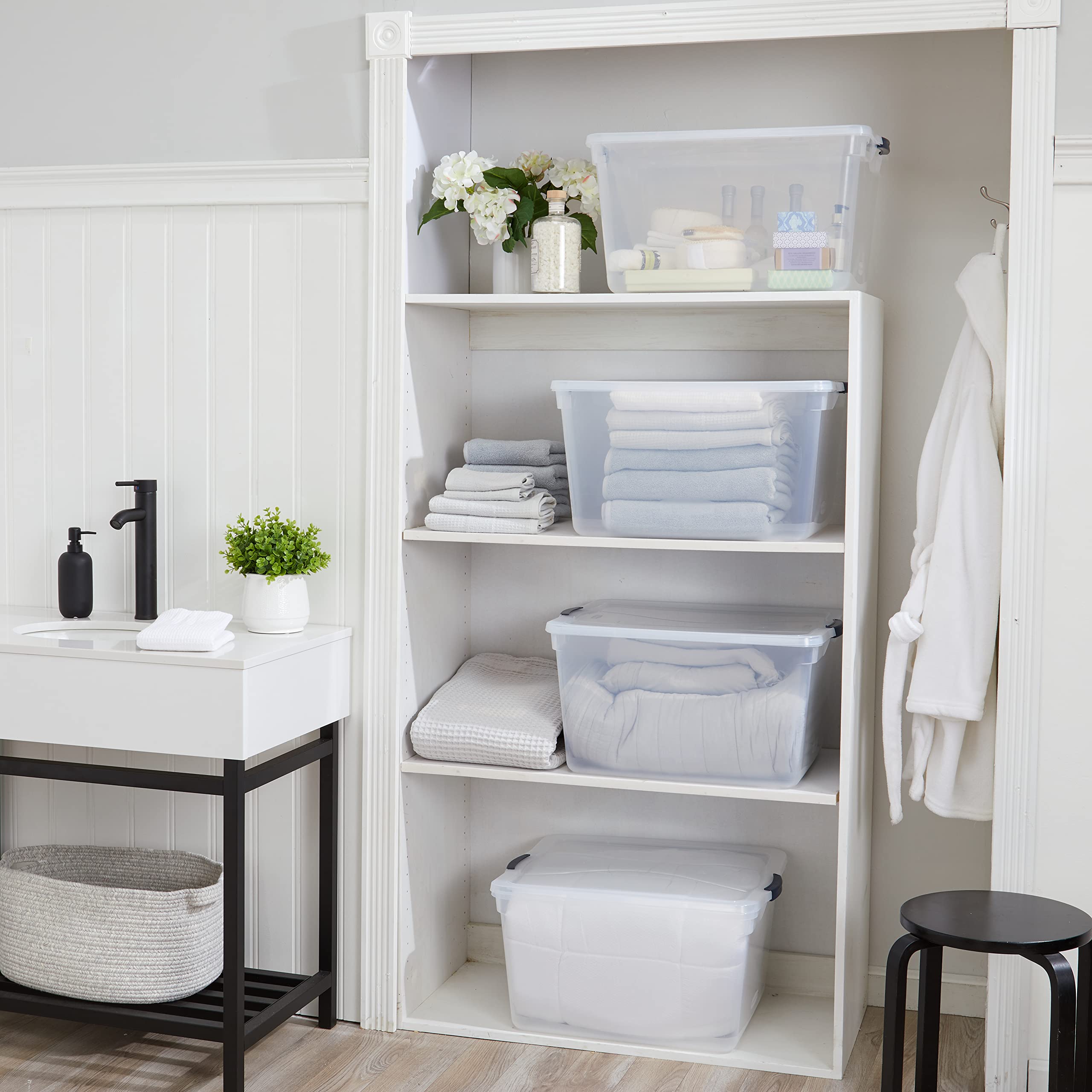 Rubbermaid Cleverstore lids seal to protect from dust and humidity
